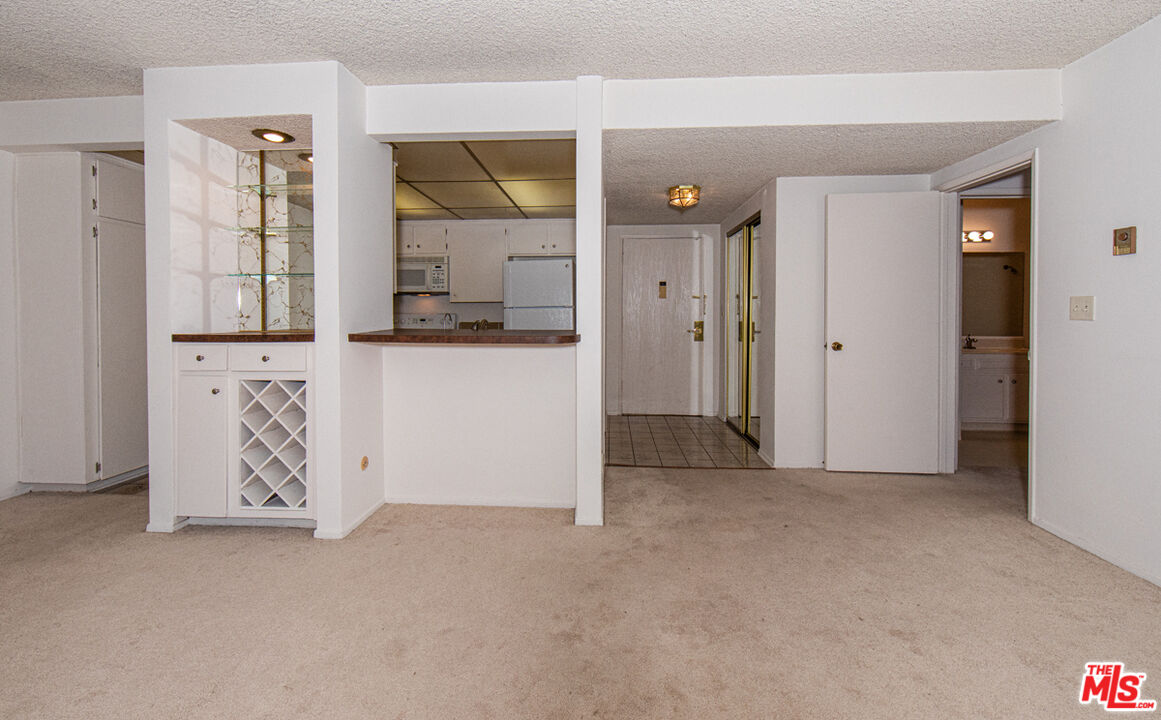 6250 Buckingham Pkwy Unit: 211