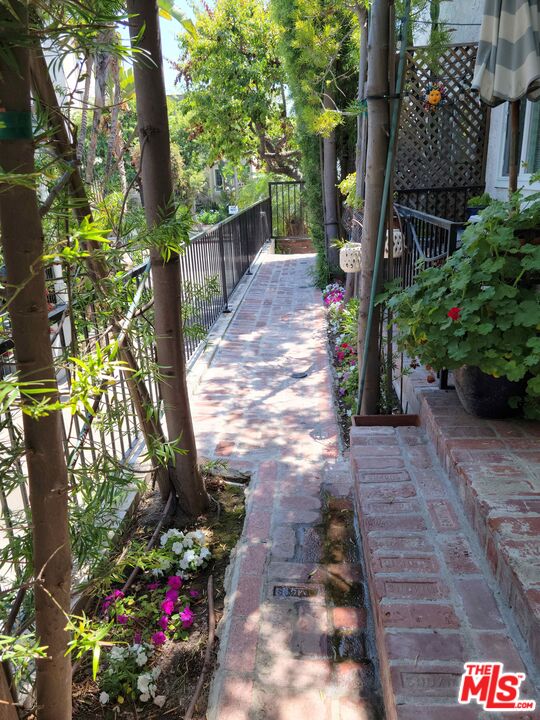 1322 Wellesley Ave Unit: 6