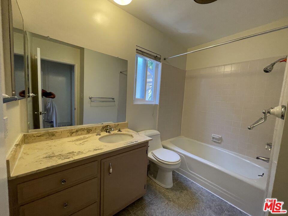 5215 S Sepulveda Blvd Unit: 4F