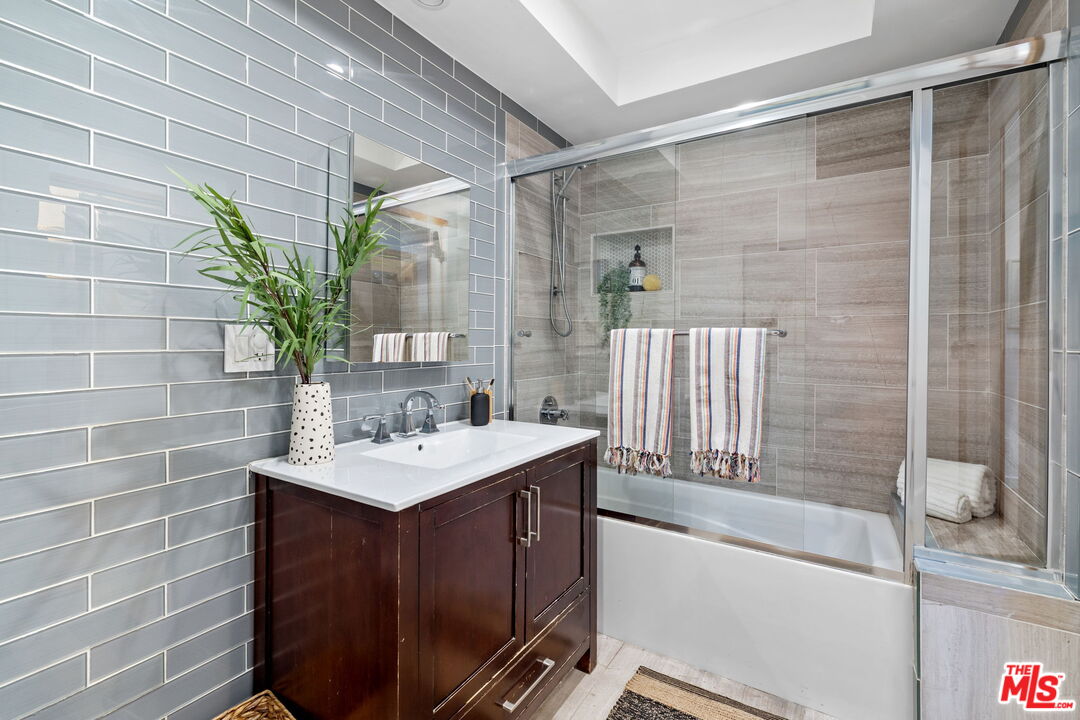 3427 Sherbourne Dr