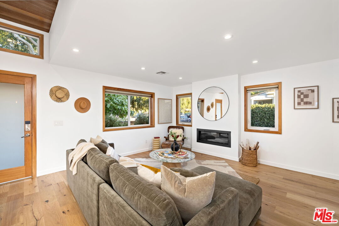 3427 Sherbourne Dr