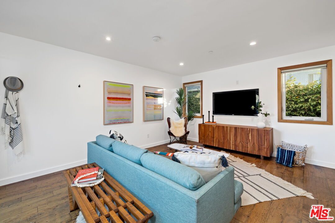 3427 Sherbourne Dr