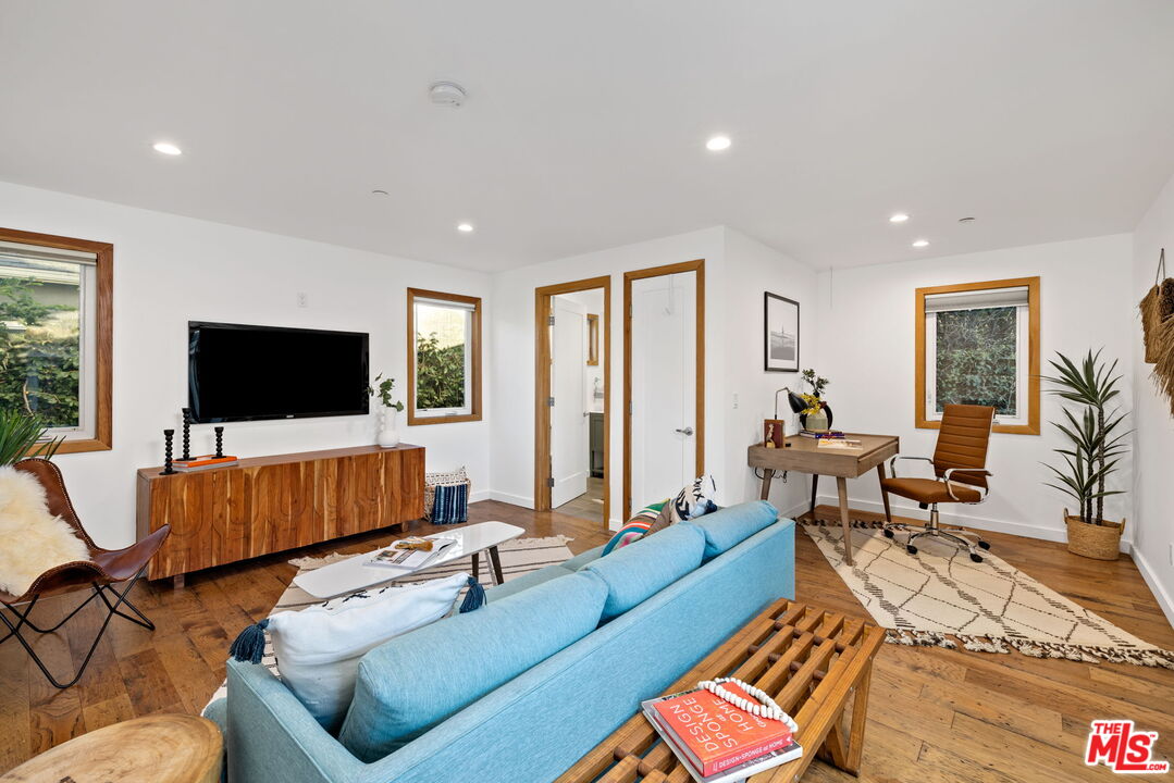 3427 Sherbourne Dr