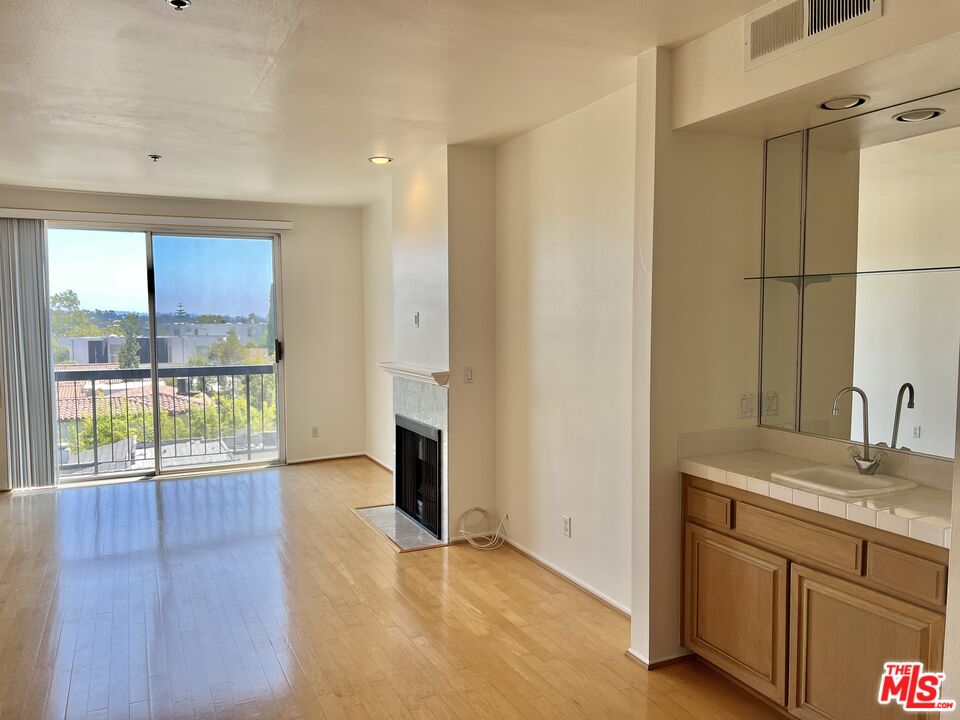 1851 Holmby Ave Unit: 302