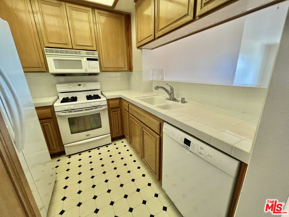 1851 Holmby Ave Unit: 302