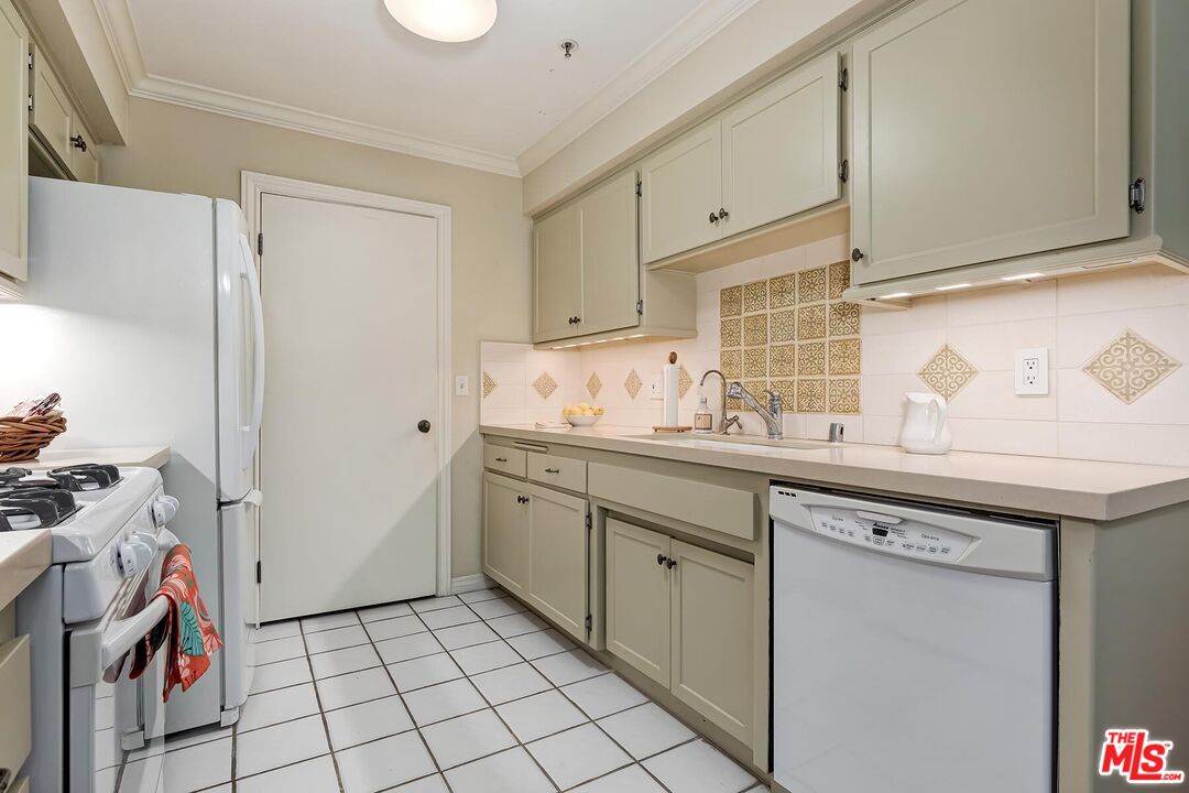 1731 Barry Ave Unit: 110