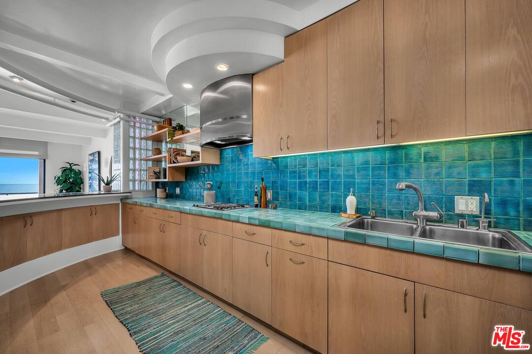 1 Spinnaker St Unit: 8
