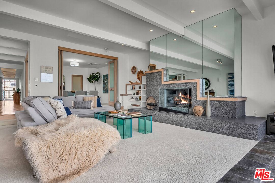 1 Spinnaker St Unit: 8