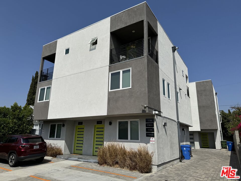 1119 N Heliotrope Dr
