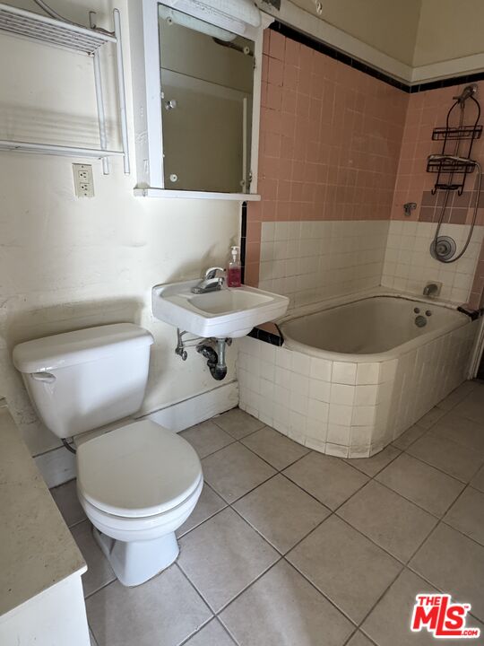 1119 N Heliotrope Dr