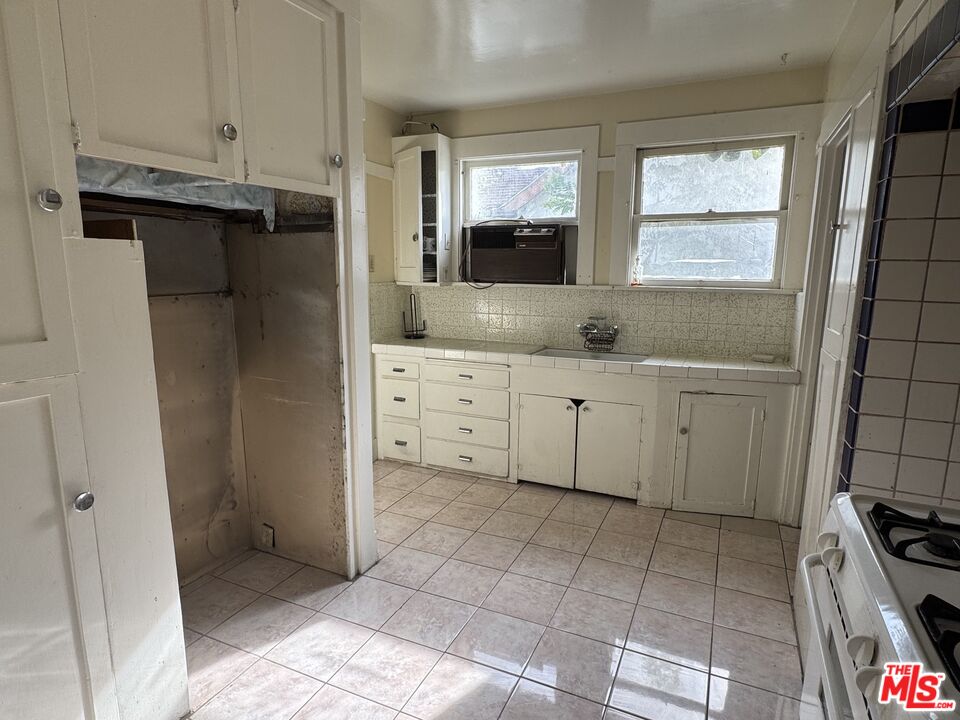 1119 N Heliotrope Dr