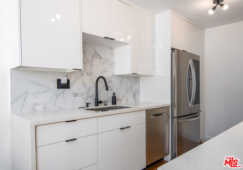 6000 Canterbury Dr Unit: D114