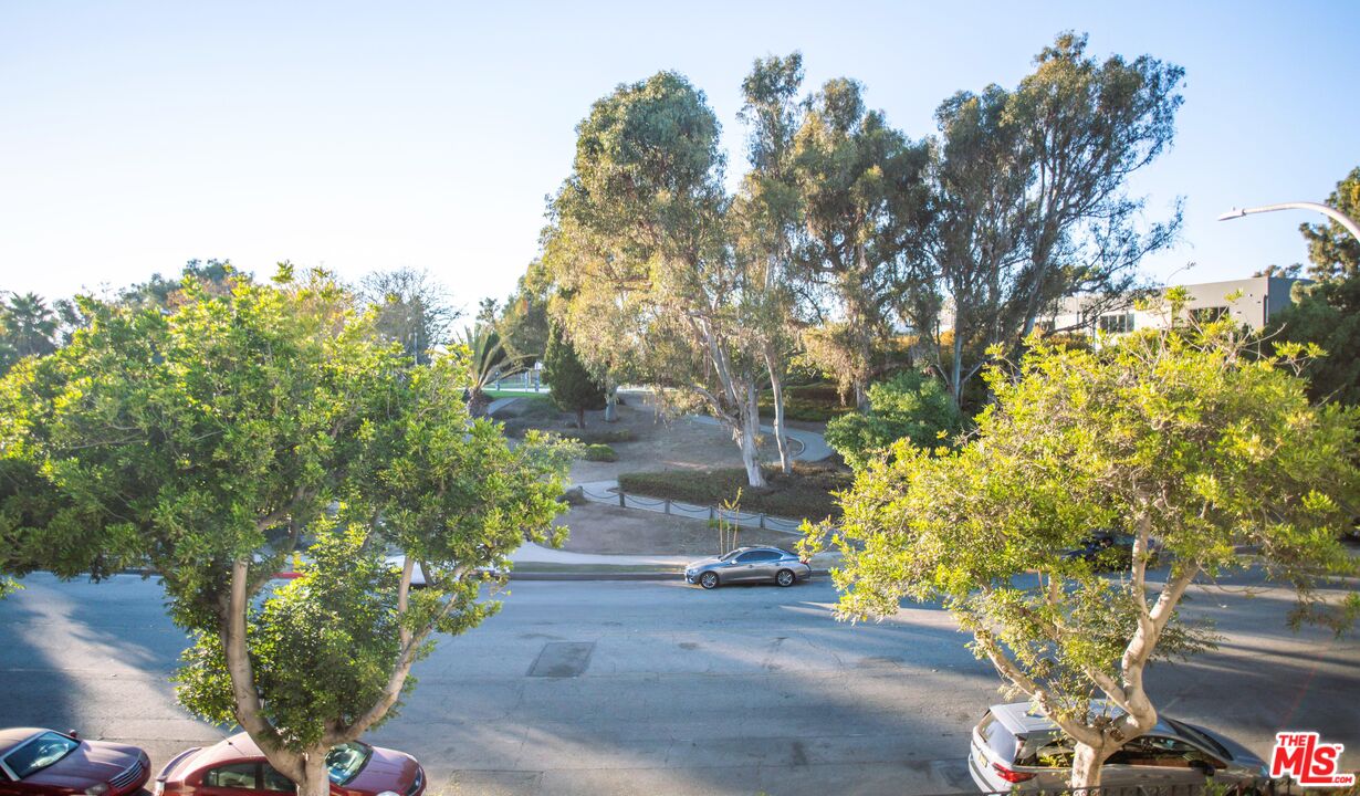 6124 Buckingham Pkwy Unit: 202