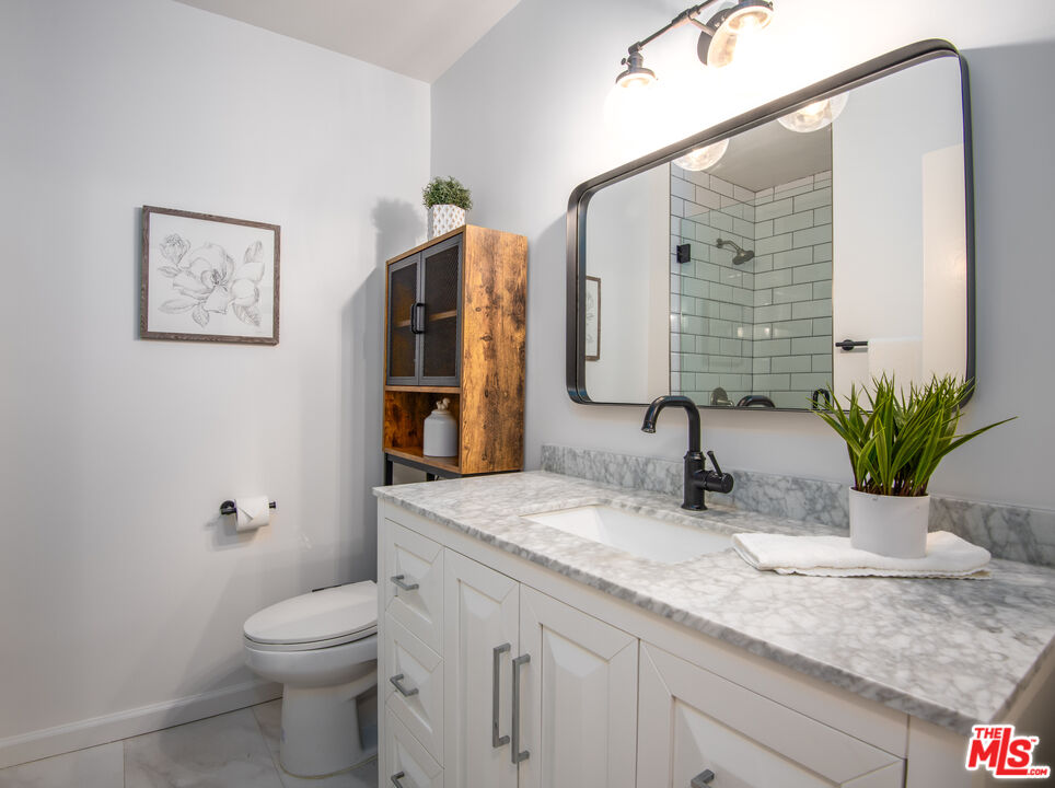 6124 Buckingham Pkwy Unit: 202