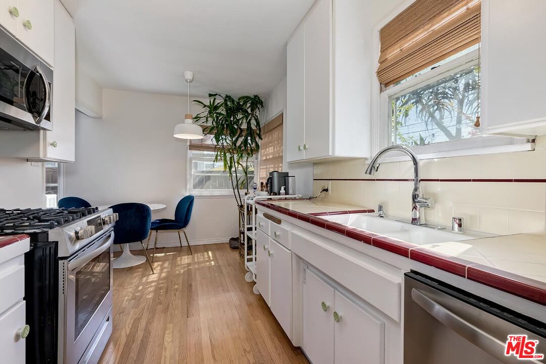 223 6th Ave