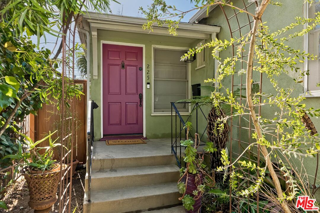 223 6th Ave