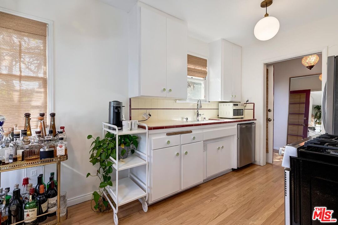 223 6th Ave