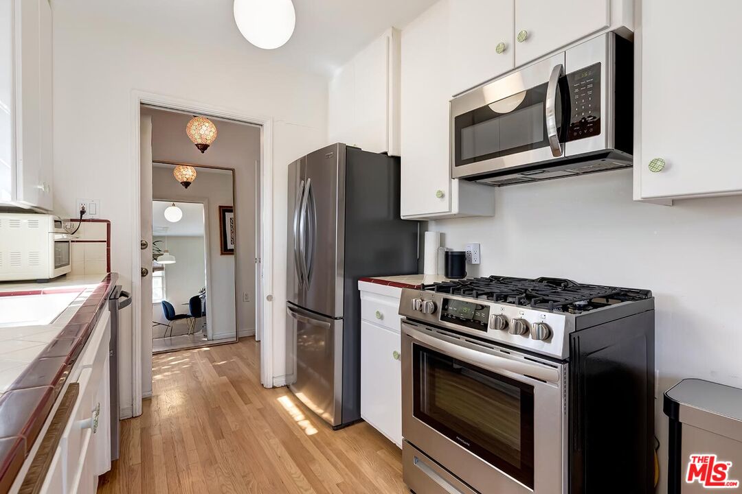 223 6th Ave