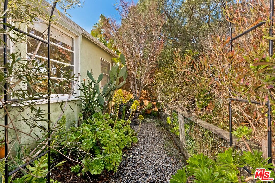 223 6th Ave