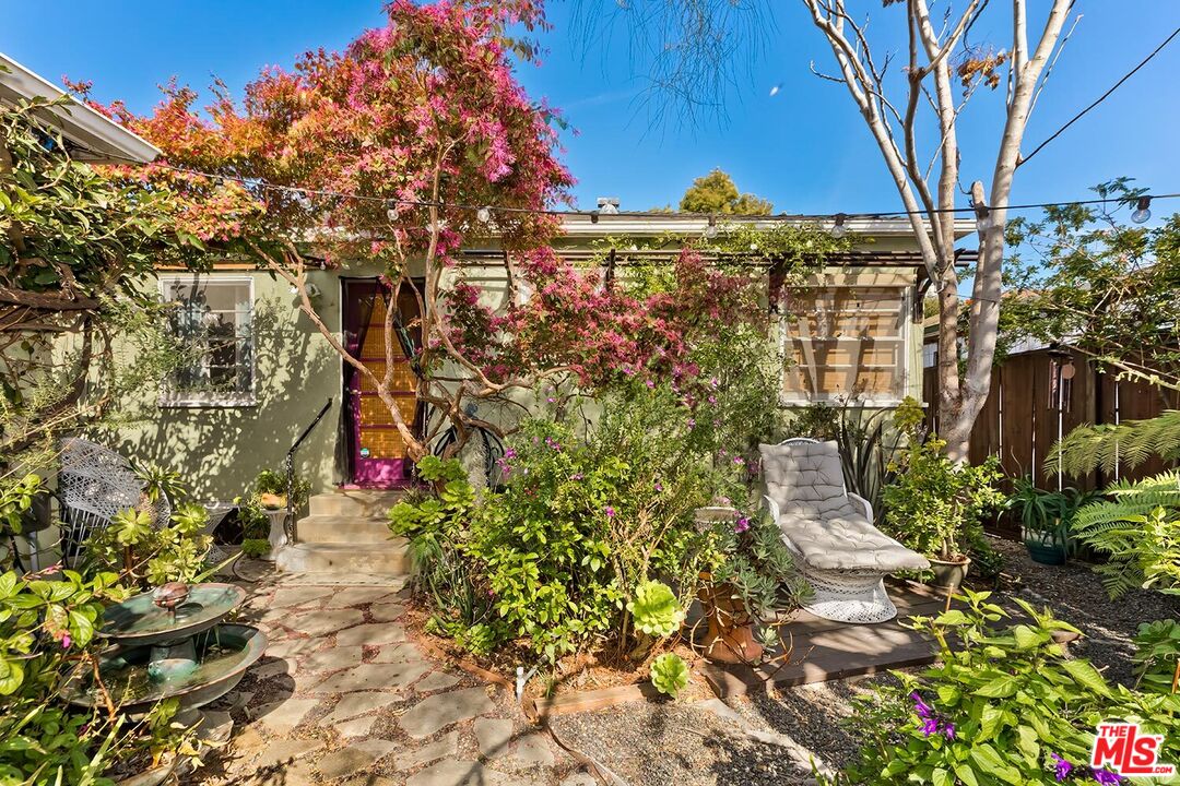 223 6th Ave