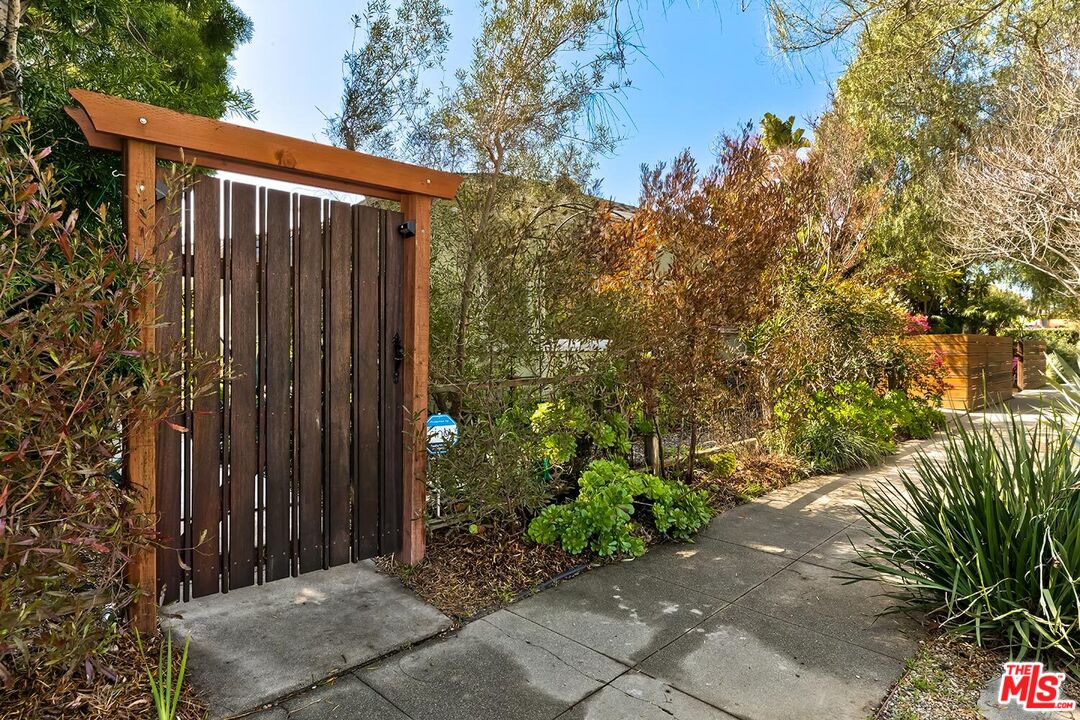 223 6th Ave