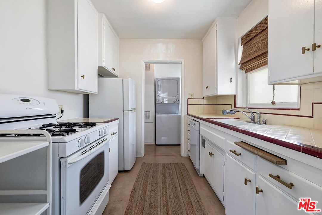 223 6th Ave