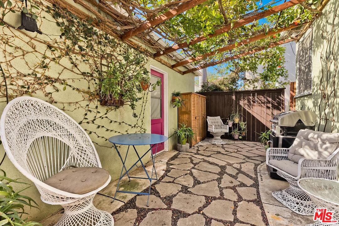 223 6th Ave