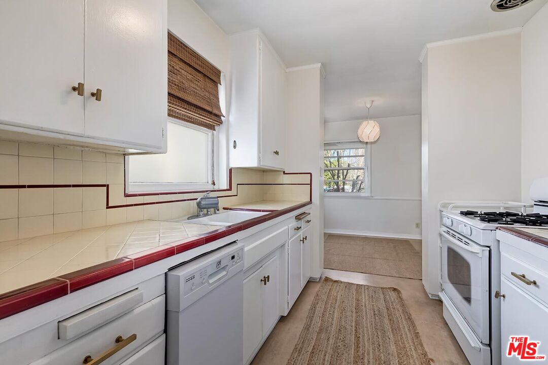 223 6th Ave