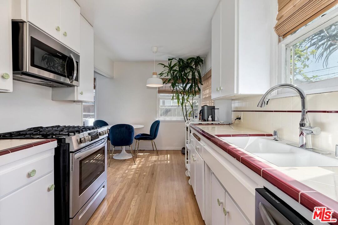 223 6th Ave