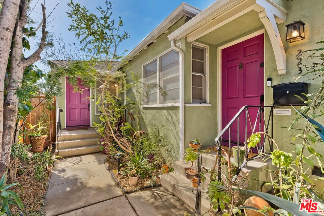 223 6th Ave