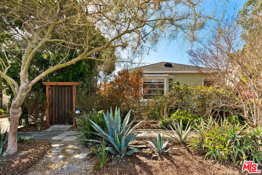 223 6th Ave