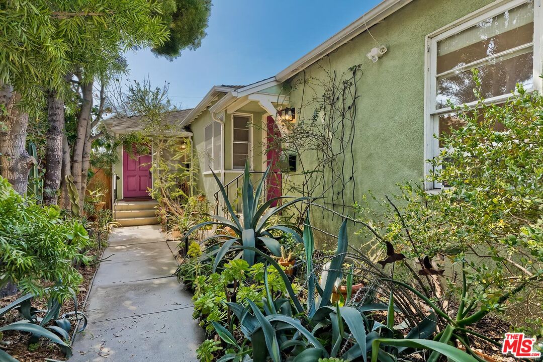 223 6th Ave