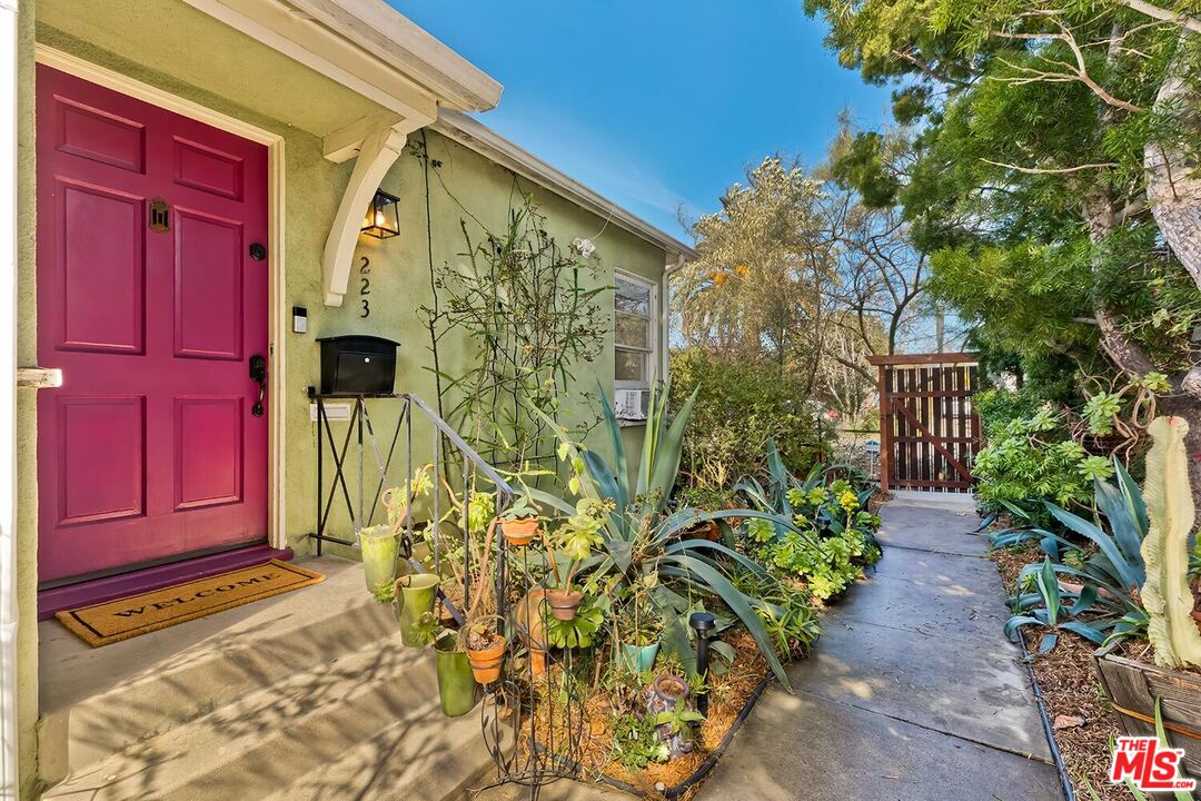 223 6th Ave