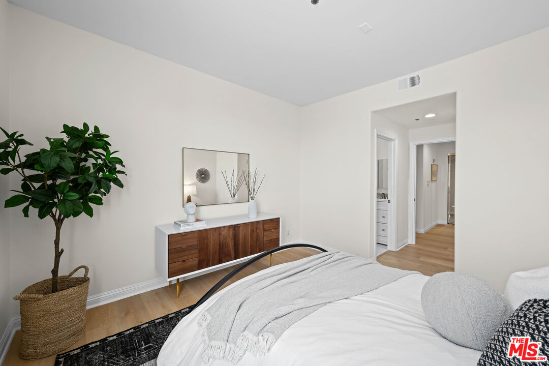 11920 Goshen Ave Unit: 402