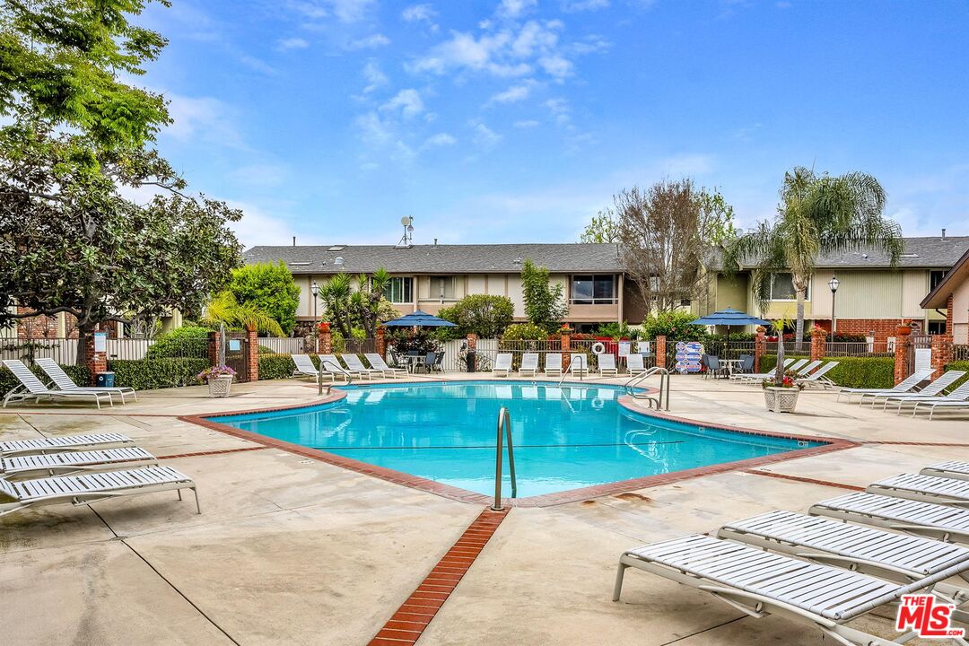 5215 S SEPULVEDA BLVD Unit: 17A