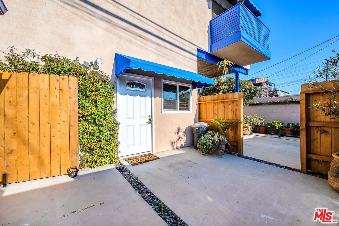 3485 Rosewood Ave