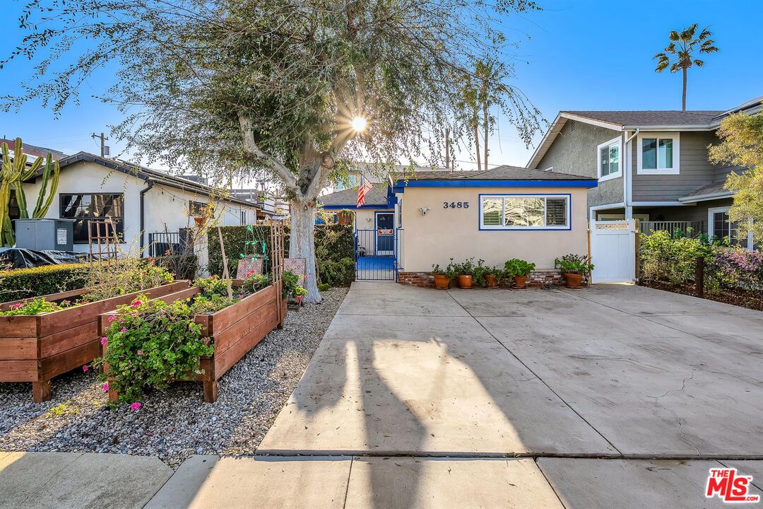 3485 Rosewood Ave
