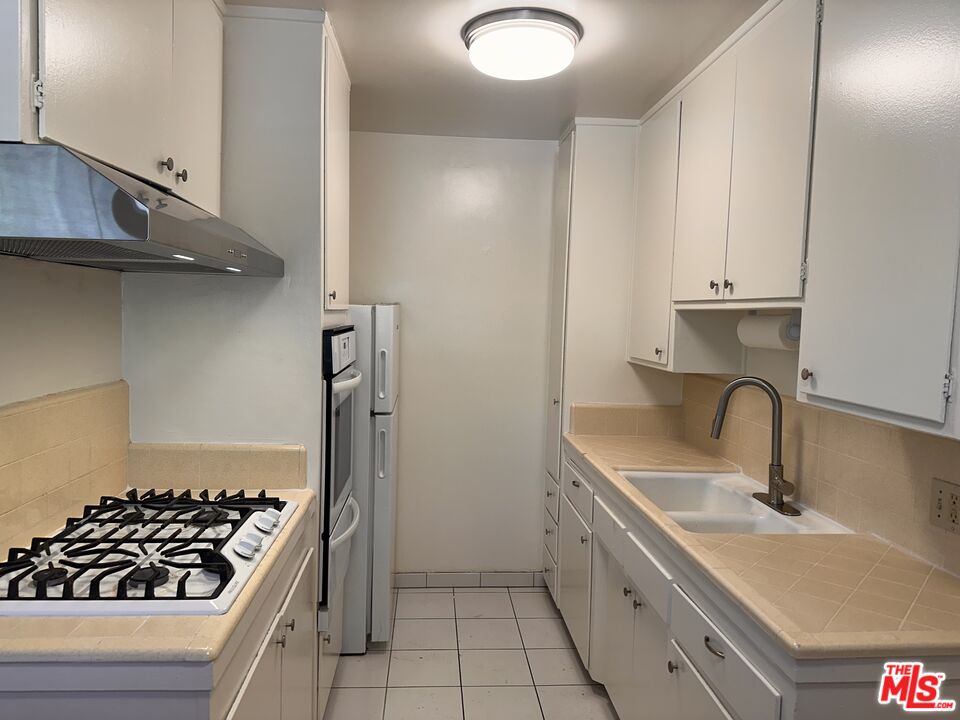 5411 S Centinela Ave Unit: 4