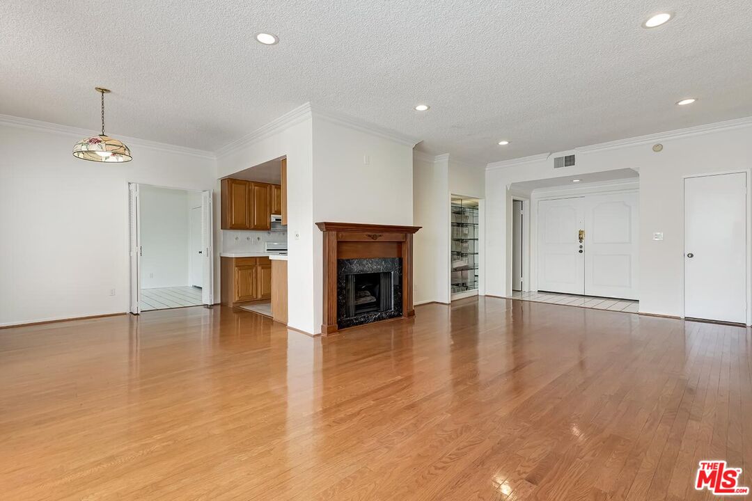 1201 S Roxbury Dr Unit: 107