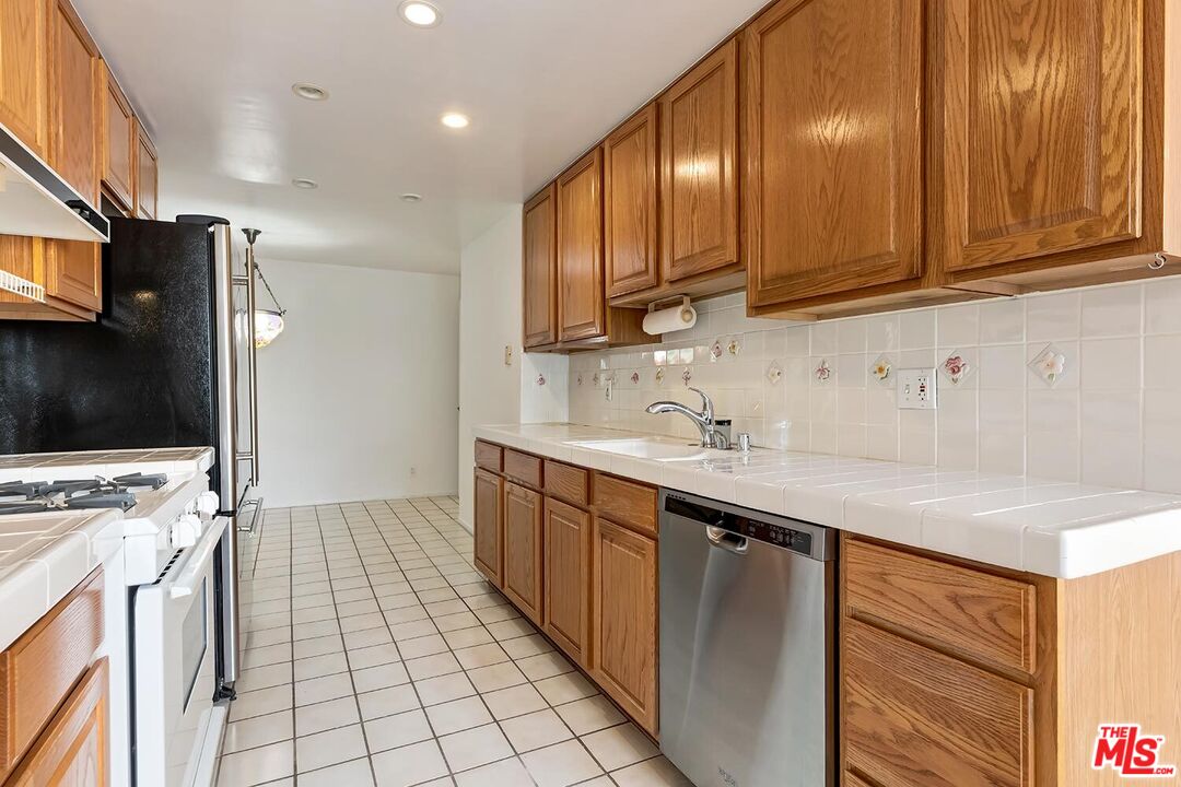 1201 S Roxbury Dr Unit: 107