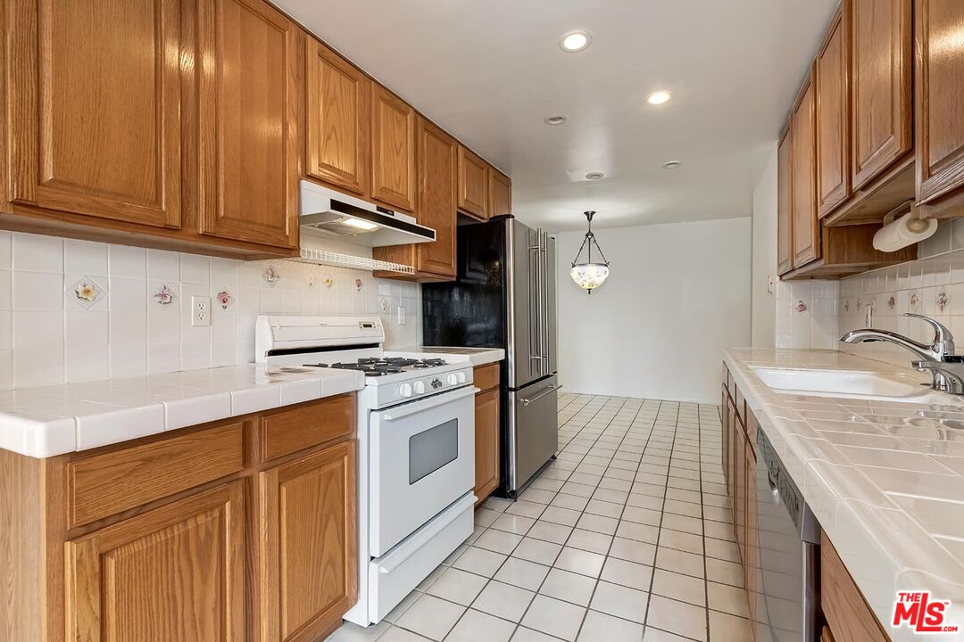 1201 S Roxbury Dr Unit: 107