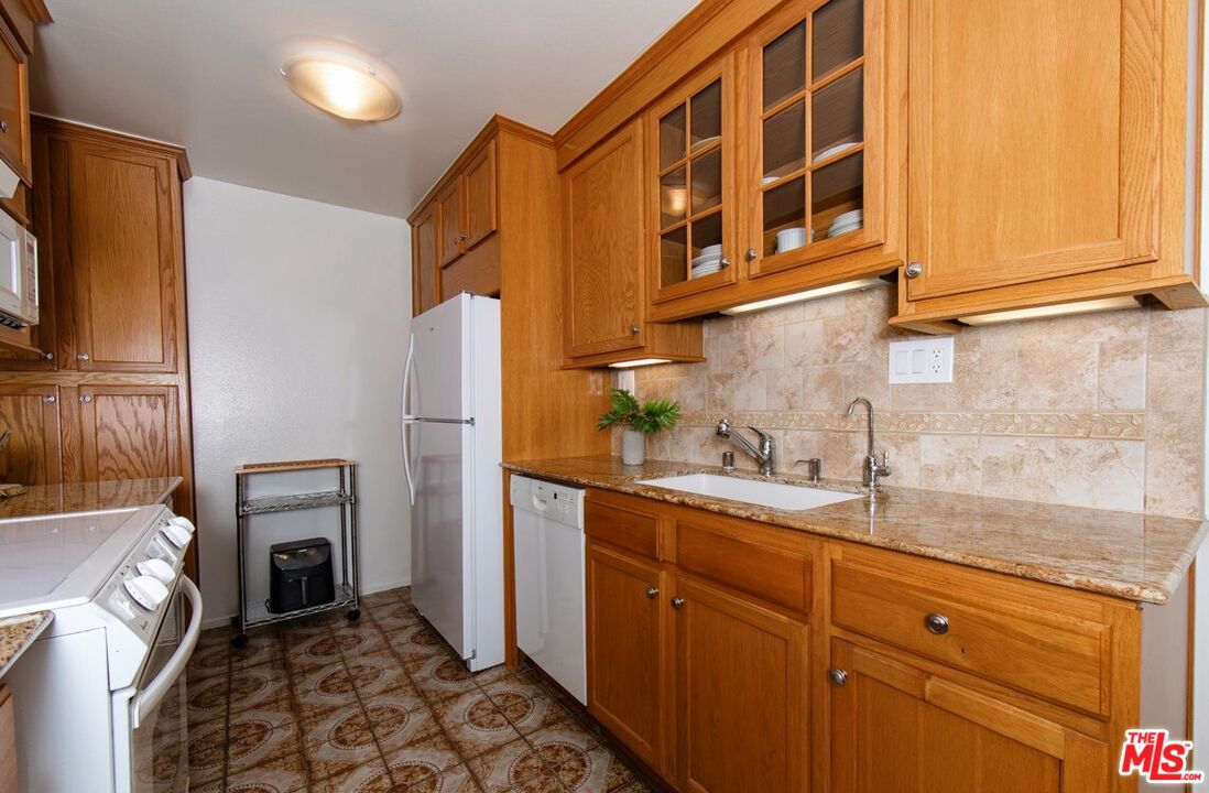 6000 CANTERBURY DR Unit: D301