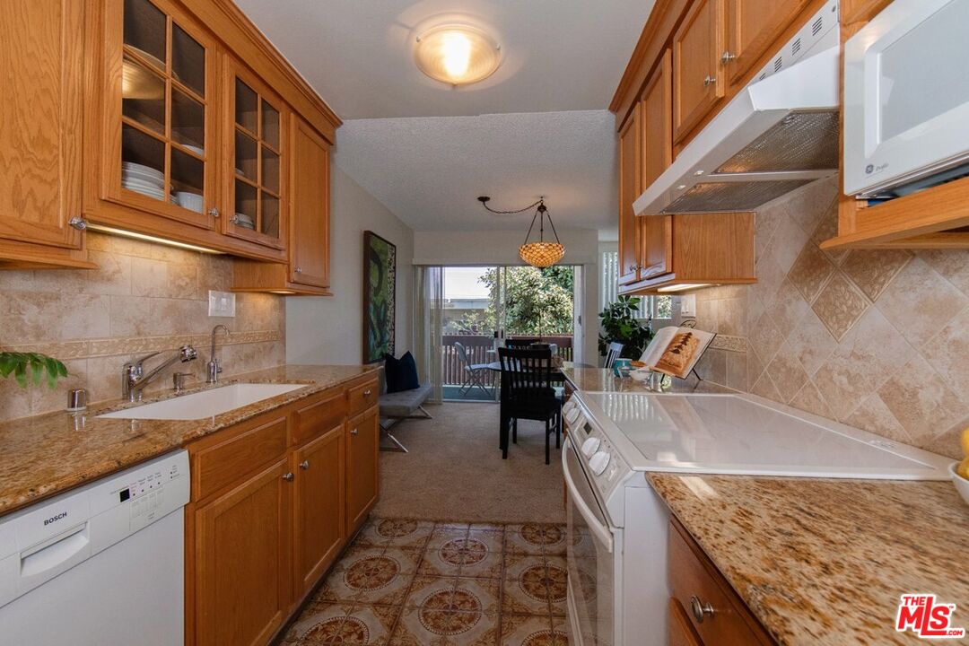 6000 CANTERBURY DR Unit: D301