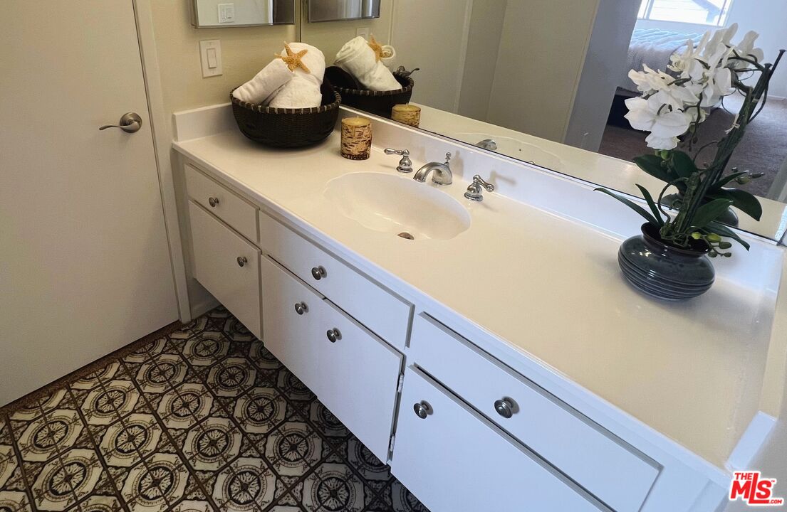 6000 CANTERBURY DR Unit: D301