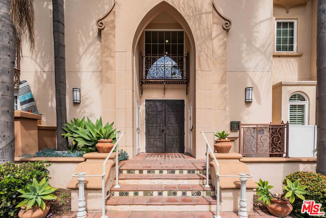 5935 Playa Vista Dr Unit: 204