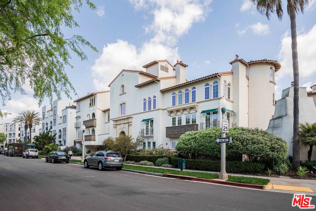 5935 Playa Vista Dr Unit: 204