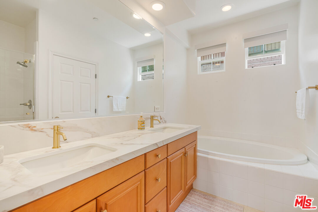 5935 Playa Vista Dr Unit: 204