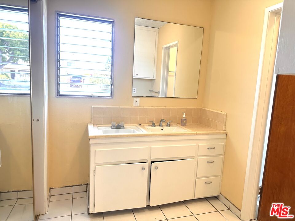 5411 S Centinela Ave Unit: 1