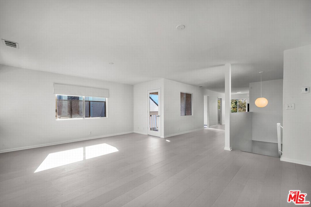 466 S Venice Blvd