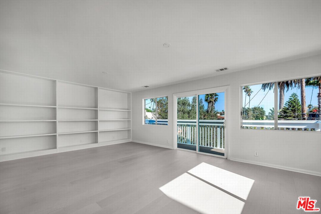 466 S Venice Blvd